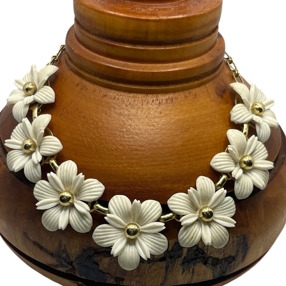 1950’s Vintage Retro White 3D Plastic Flower Necklace gold tone